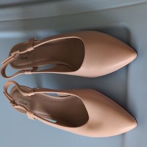 Clarks • Beige Cream Linvale Loop Leather Heels